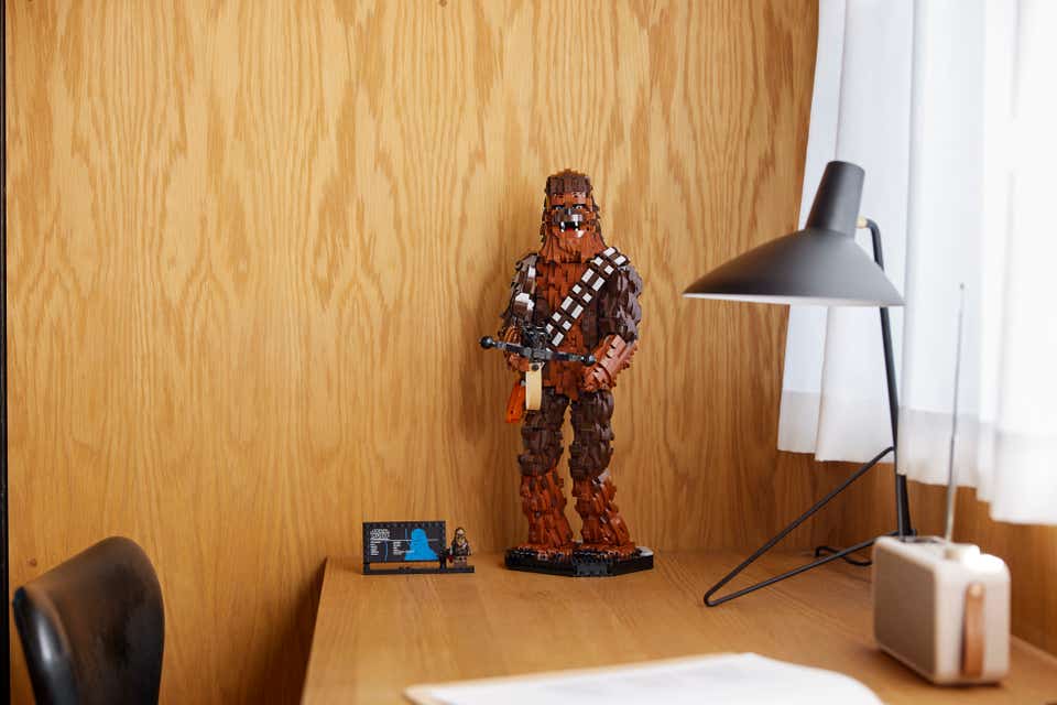 75371 Lifestyle 07 Immagine del modello di Chewbacca esposto su uno scaffale
