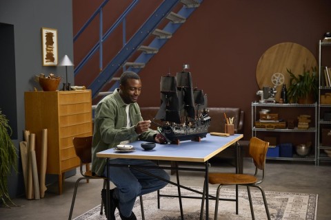 particolare del set 10365 nave di jack sparrow mentre viene montato