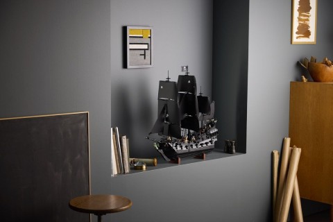 la nave del set 10365 nave di jack sparrow esposta in una nicchia