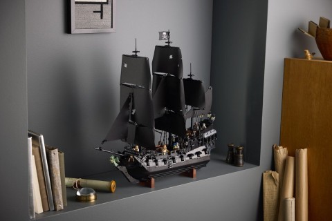 la nave del set 10365 nave di jack sparrow esposta in una nicchia