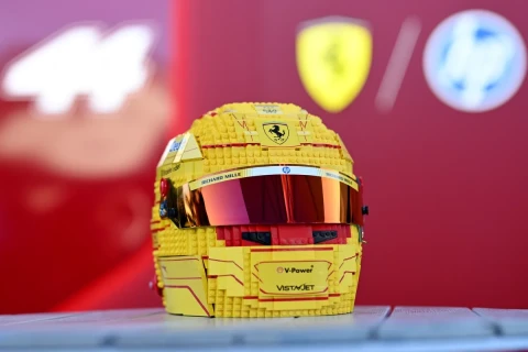 Nuova collezione di caschi con le minifigure della scuderia Ferrari