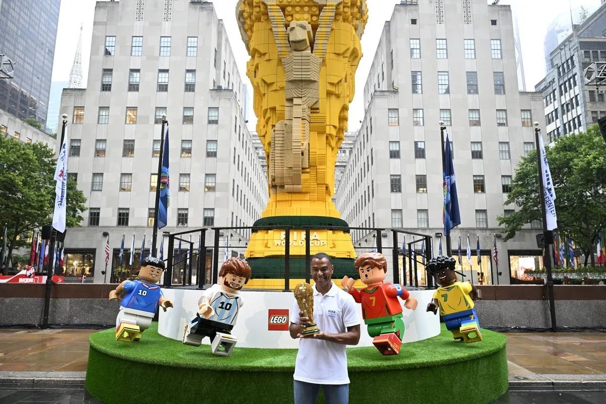Football-legend-Cafu-joins-fans-as-the-LEGO-Group-unveils-the-worlds-biggest-LEGOR-FIFA-World-Cup-TrophyTM-in-New-York-City4