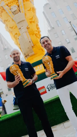 I RIVALI DEL CALCIO SI RIUNISCONO AL 
ROCKEFELLER CENTER MENTRE IL GRUPPO LEGO DÀ IL VIA AL CONTO ALLA ROVESCIA VERSO LA 
FINALE DELLA COPPA DEL MONDO FIFA 26™
