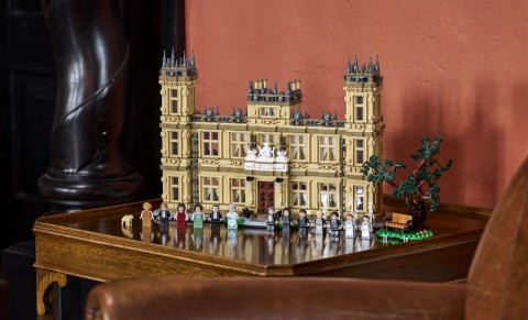 DOWNTON ABBEY FA IL SUO GRANDIOSO DEBUTTO 
IN VERSIONE MATTONCINI LEGO